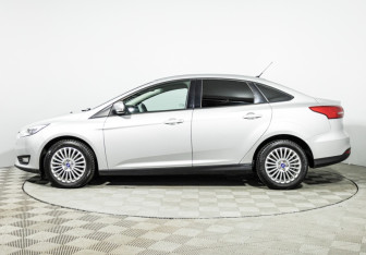 Подержанный автомобиль Ford Focus Sedan 2016 года (8 фото)