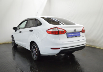 Подержанный автомобиль Ford Fiesta Sedan 2015 года (7 фото)