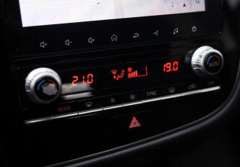 Подержанный автомобиль Mitsubishi Outlander 2021 года (20 фото)
