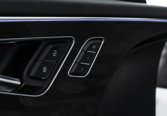 Подержанный автомобиль Audi Q8 2019 года (15 фото)