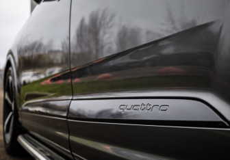 Подержанный автомобиль Audi Q7 2016 года (9 фото)