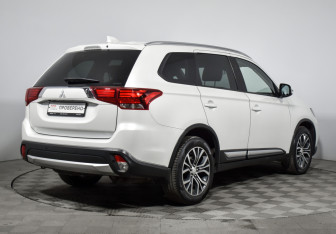 Подержанный автомобиль Mitsubishi Outlander 2017 года (5 фото)