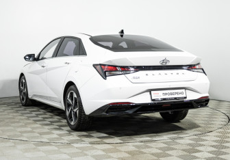 Подержанный автомобиль Hyundai Elantra Sedan 2022 года (7 фото)