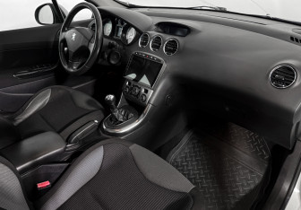 Подержанный автомобиль Peugeot 308 Hatchback 2010 года (13 фото)