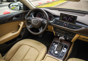 Подержанный автомобиль Audi A6 Sedan 2012 года (10 фото)