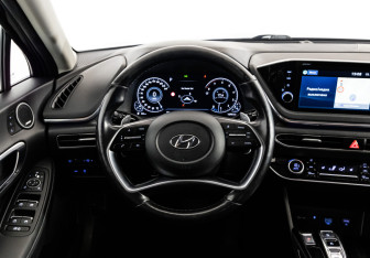 Подержанный автомобиль Hyundai Sonata 2020 года (15 фото)