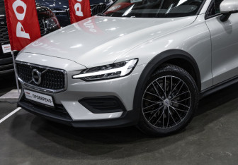 Подержанный автомобиль Volvo V60 Cross Country 2020 года (2 фото)