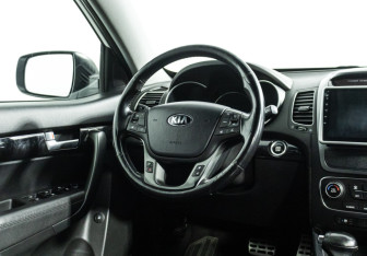 Подержанный автомобиль Kia Sorento 2015 года (20 фото)