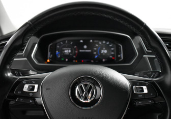 Подержанный автомобиль Volkswagen Tiguan 2019 года (16 фото)