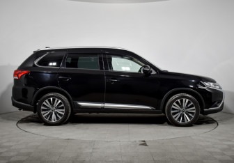 Подержанный автомобиль Mitsubishi Outlander 2019 года (4 фото)