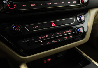 Подержанный автомобиль Kia Carnival 2018 года (16 фото)