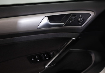 Подержанный автомобиль Volkswagen Golf Hatchback 2014 года (24 фото)