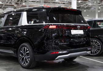 Подержанный автомобиль Kia Carnival 2021 года (14 фото)
