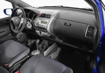 Подержанный автомобиль Honda Jazz 2008 года (12 фото)