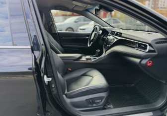 Подержанный автомобиль Toyota Camry Sedan 2019 года (14 фото)