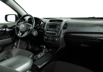 Подержанный автомобиль Kia Sorento 2017 года (9 фото)
