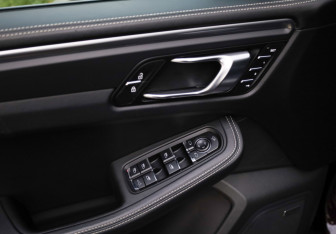 Подержанный автомобиль Porsche Macan 2023 года (24 фото)