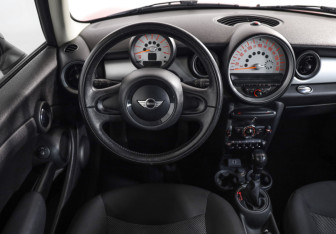Подержанный автомобиль MINI Hatch 2012 года (10 фото)