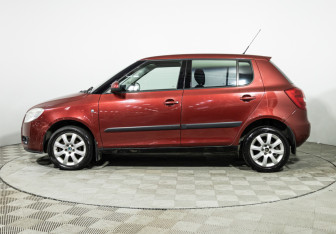Подержанный автомобиль Skoda Fabia Hatchback 2008 года (8 фото)