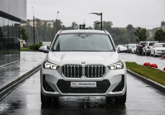Подержанный автомобиль BMW X1 2024 года (4 фото)