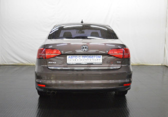 Подержанный автомобиль Volkswagen Jetta Sedan 2016 года (6 фото)