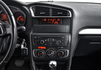 Подержанный автомобиль Citroen C4 Sedan 2013 года (16 фото)