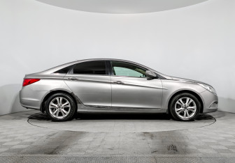 Подержанный автомобиль Hyundai Sonata 2011 года (4 фото)
