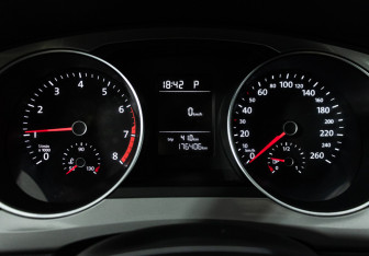 Подержанный автомобиль Volkswagen Jetta Sedan 2017 года (12 фото)