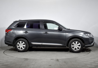 Подержанный автомобиль Mitsubishi Outlander 2019 года (4 фото)
