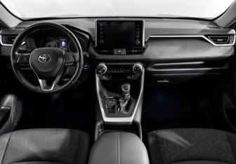 Подержанный автомобиль Toyota RAV4 2019 года (14 фото)