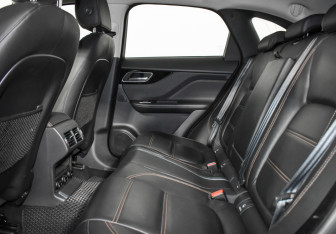 Подержанный автомобиль Jaguar F-Pace 2017 года (13 фото)