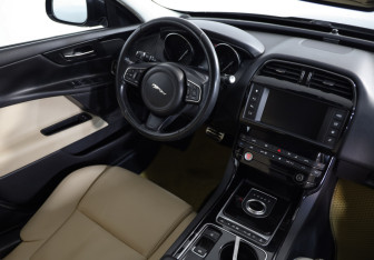 Подержанный автомобиль Jaguar XE 2016 года (8 фото)