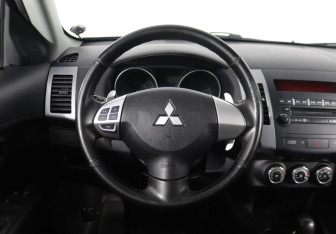 Подержанный автомобиль Mitsubishi Outlander 2011 года (11 фото)
