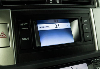 Подержанный автомобиль Toyota Land Cruiser Prado 2011 года (15 фото)