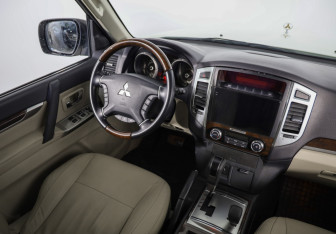 Подержанный автомобиль Mitsubishi Pajero 2019 года (10 фото)