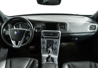 Подержанный автомобиль Volvo V60 Cross Country 2016 года (13 фото)