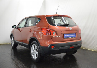 Подержанный автомобиль Nissan Qashqai 2008 года (7 фото)