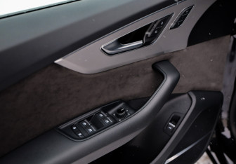 Подержанный автомобиль Audi Q8 2019 года (28 фото)