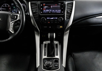 Подержанный автомобиль Mitsubishi Pajero Sport 2017 года (13 фото)