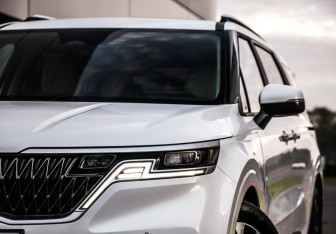 Подержанный автомобиль Kia Carnival 2021 года (2 фото)