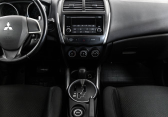 Подержанный автомобиль Mitsubishi ASX 2012 года (13 фото)
