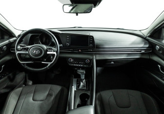 Подержанный автомобиль Hyundai Elantra Sedan 2021 года (13 фото)
