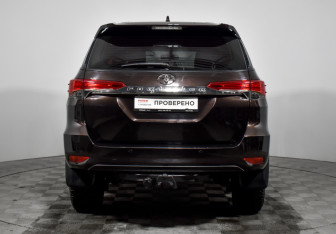 Подержанный автомобиль Toyota Fortuner 2020 года (6 фото)