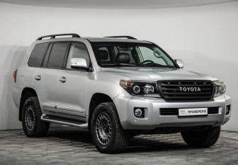 Подержанный автомобиль Toyota Land Cruiser Suv 2014 года (3 фото)