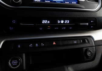 Подержанный автомобиль Peugeot Traveller 2020 года (15 фото)