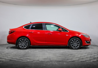 Подержанный автомобиль Opel Astra Sedan 2014 года (4 фото)