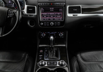 Подержанный автомобиль Volkswagen Touareg 2015 года (14 фото)