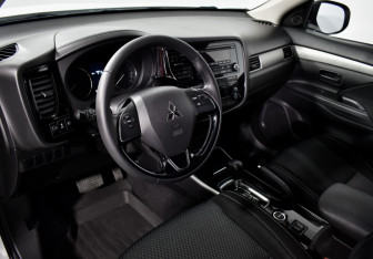 Подержанный автомобиль Mitsubishi Outlander 2017 года (10 фото)