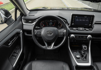 Подержанный автомобиль Toyota RAV4 2022 года (15 фото)