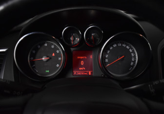 Подержанный автомобиль Opel Astra Hatchback 2013 года (13 фото)